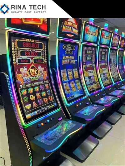 Màn hình cong với webcam